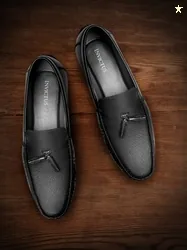INVICTUS Men Black Textured Semiformal Loafers